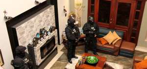 La Polic&iacute;a cumpli&oacute; con la orden judicial para allanar oficinas y viviendas en Guayaquil y Quito. La acci&oacute;n fue parte de la indagaci&oacute;n previa de la Fiscal&iacute;a.