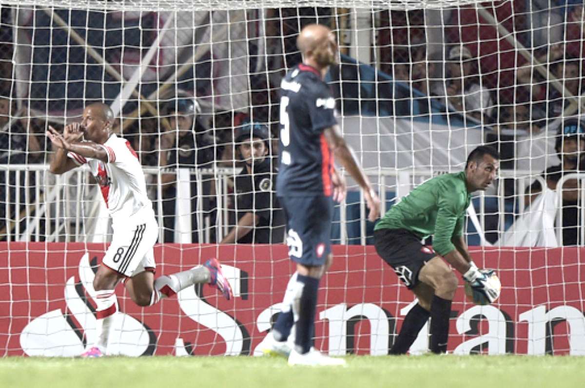 El volante Carlos S&aacute;nchez (i) celebra la anotaci&oacute;n que le entreg&oacute; el triunfo al River Plate, cuyo arquero se convirti&oacute; en gran figura tras varias atajadas. Foto: AFP