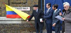 Momento en que el alcalde de Southwark, Charlie Smith (izq),  hace la develaci&oacute;n del nombre de la v&iacute;a, junto con Juan Pablo Cruz, concejal de Riobamba. 