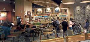 Salas de cine, restaurantes, supermercados, locales de venta de ropa y calzado, farmacias, bancos, entre otras entidades, convierten a los malls en preferidos a la hora de comprar, comer y divertirse.