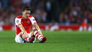 &Ouml;zil podr&iacute;a estar hasta 12 semanas de baja por rotura de ligamentos cruzados