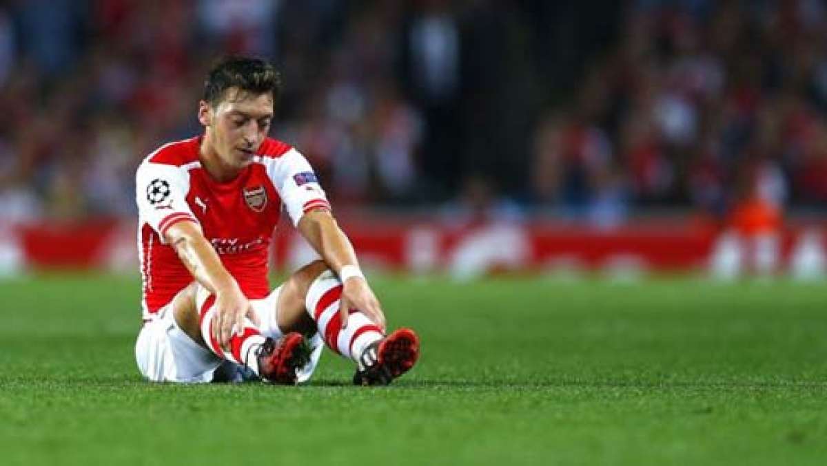&Ouml;zil podr&iacute;a estar hasta 12 semanas de baja por rotura de ligamentos cruzados