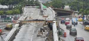 El paso elevado que cay&oacute; en la Avenida de las Am&eacute;ricas, frente a la Universidad Vicente Rocafuerte, fue construido durante la alcald&iacute;a de Bol&iacute;var Cali, en 1982. Tras el suceso, el Municipio de Guayaquil realiz&oacute; la remoci&oacute;n de los escombros e implement&oacute; operativos de control para desviar el tr&aacute;nsito vehicular hacia v&iacute;as alternas.