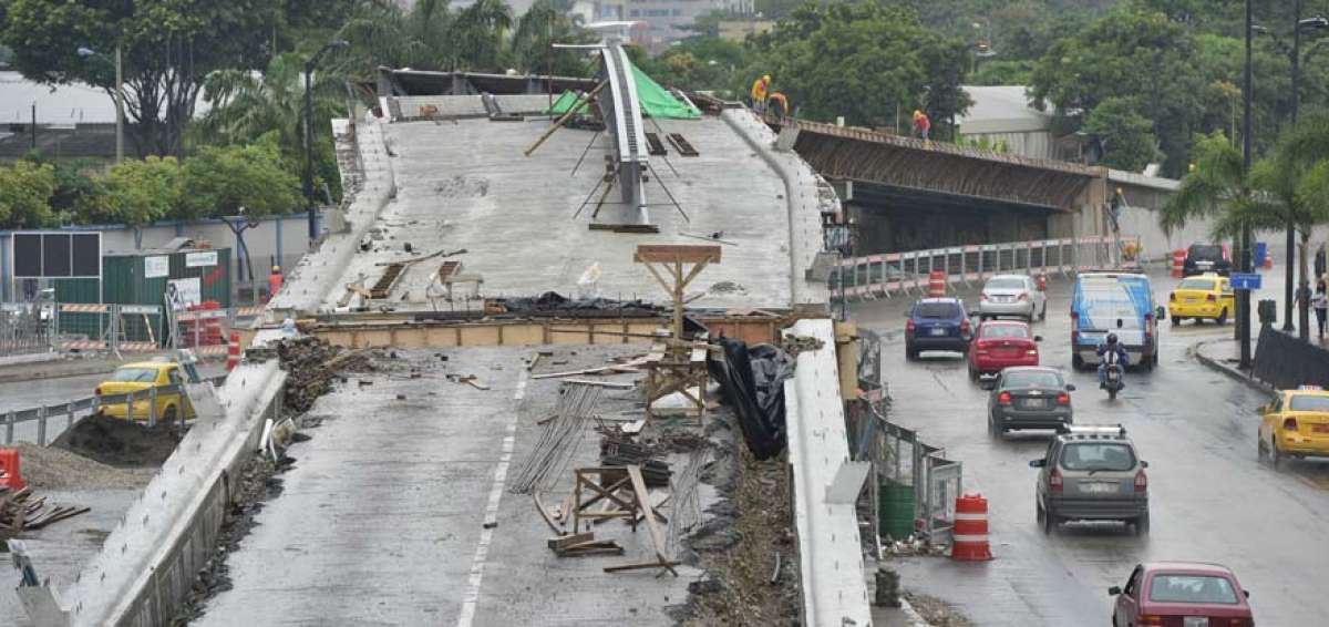 El paso elevado que cay&oacute; en la Avenida de las Am&eacute;ricas, frente a la Universidad Vicente Rocafuerte, fue construido durante la alcald&iacute;a de Bol&iacute;var Cali, en 1982. Tras el suceso, el Municipio de Guayaquil realiz&oacute; la remoci&oacute;n de los escombros e implement&oacute; operativos de control para desviar el tr&aacute;nsito vehicular hacia v&iacute;as alternas.