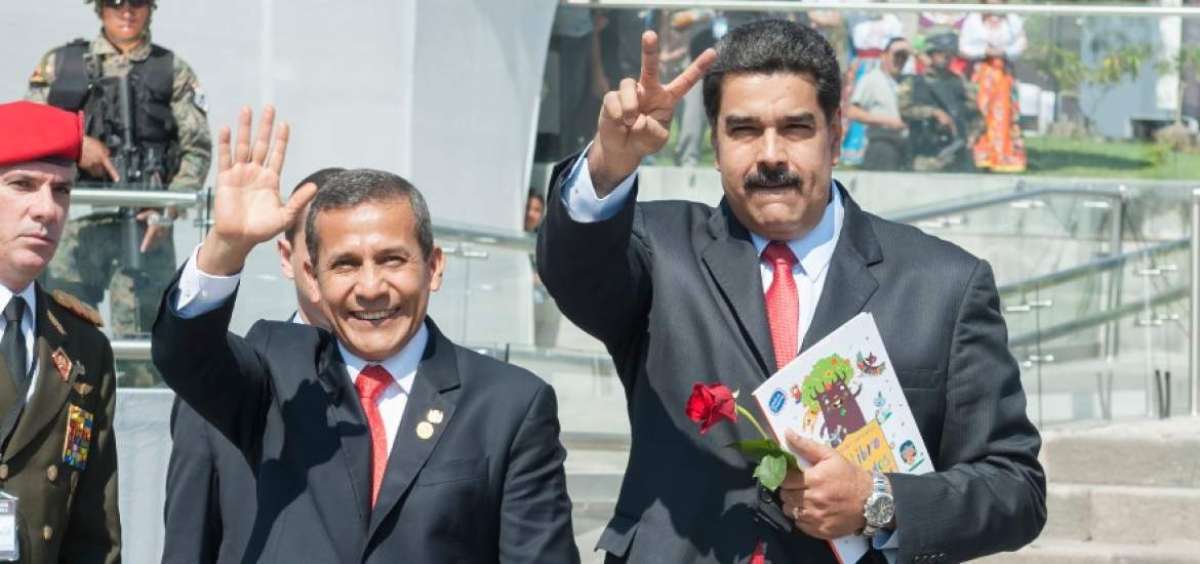 Los presidentes de Per&uacute;, Ollanta Humala (i), y de Venezuela, Nicol&aacute;s Maduro, saludan a los periodistas que cubrieron la IV Cumbre de la Celac.