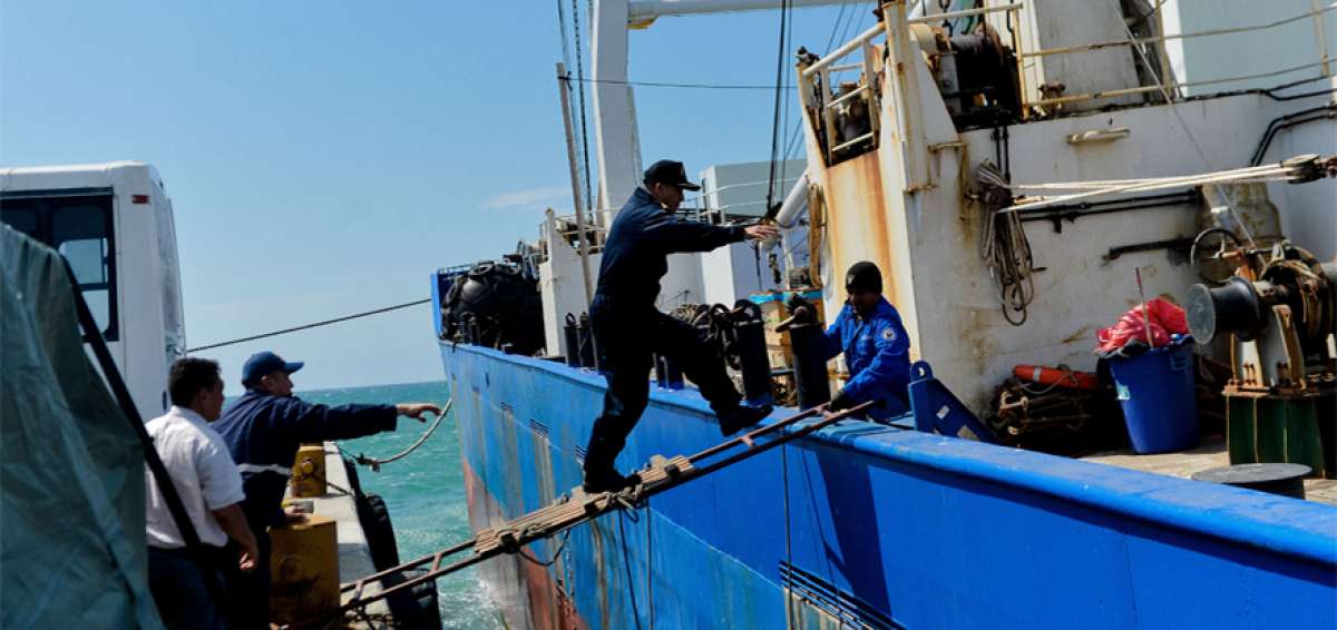 Una vez suscrito el convenio entre la Armada del Ecuador e Inmobiliar se realiz&oacute; un recorrido por el barco.