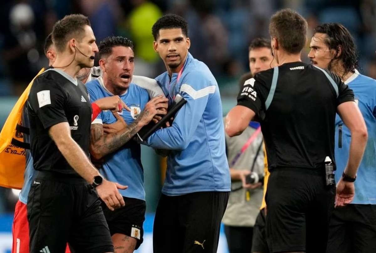 Cuatro futbolistas uruguayos fueron castigados por sus reclamos contra la terna arbitral. 