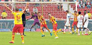 El defensa Horacio Salaberry (c) celebra el tanto que le dio el triunfo a Aucas sobre Liga de Quito. Tomado de Andes