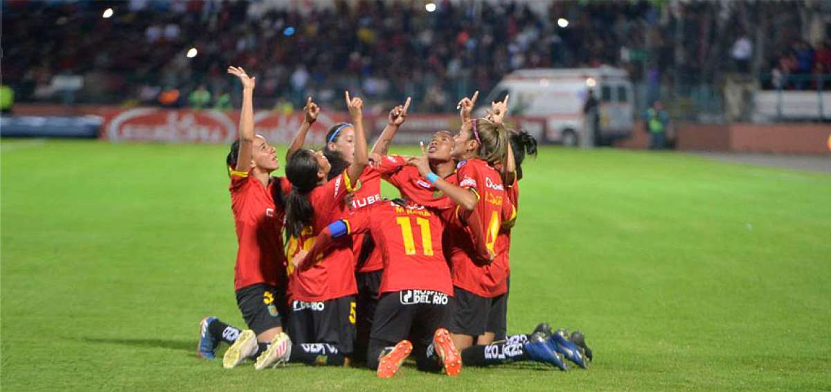 Las 'Leonas' le dedicaron el t&iacute;tulo a su gente y familiares