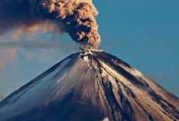 Ceniza del volcán Sangay cae en dos parroquias de Morona Santiago