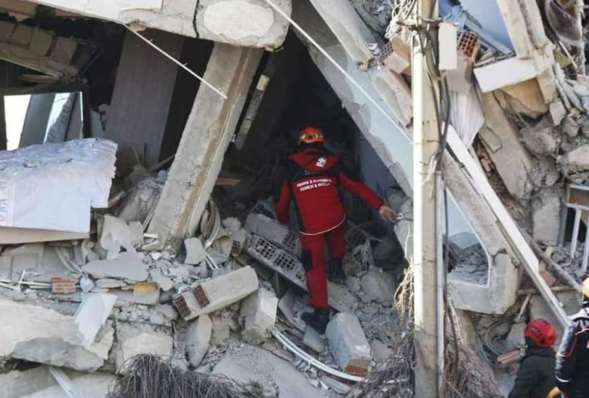 Las autoridades continúan en la búsqueda de personas en medio de los escombros, tras el terremoto. 