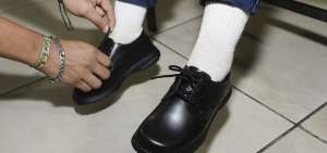 Una lupa sobre los pies y en los tipos de zapatos
