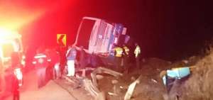 Vuelco de bus en v&iacute;a Ambato-Guaranda dej&oacute; un muerto y 21 heridos