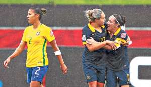 Las australianas (der.) De Vanna y Simon celebran el gol de la victoria. Mientras que Fabiana (izq.) camina lentamente para reiniciar el encuentro. Foto: AFP