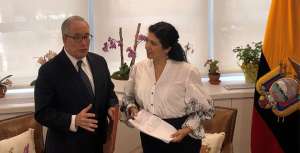 El contralor de la ciudad de Nueva York, Scott M. Stringer, junto a la c&oacute;nsul ecuatoriana, Linda Machuca.