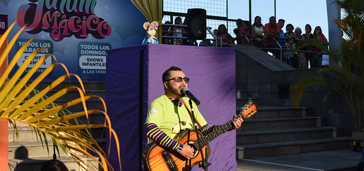 Omar San Lucas protagoniza un espect&aacute;culo recreativo y l&uacute;dico promovido por su compa&ntilde;&iacute;a La Carpa de la Luna.