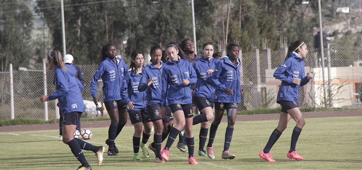 Las jugadoras se entrenaron la tarde del martes pasado en la Universidad Nacional de Chimborazo.  