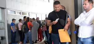 Extranjeros esperan turno para subir al consulado de Venezuela en Guayaquil. Hacen fila para legalizar sus documentos y aplicar a la visa.