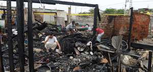 Los damnificados buscaban entre los escombros alg&uacute;n objeto que hubiera sobrevivido a las llamas. La tragedia ocurri&oacute; la madrugada de ayer.