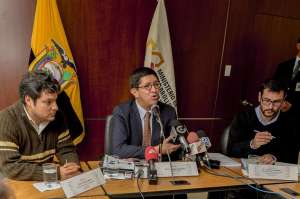 El Ministro de Vivienda, Diego Aulestia (centro), anunci&oacute; hoy que la normativa est&aacute; lista para que sea publicada en el Registro Oficial. Foto: Miguel Jim&eacute;nez/ EL TEL&Eacute;GRAFO