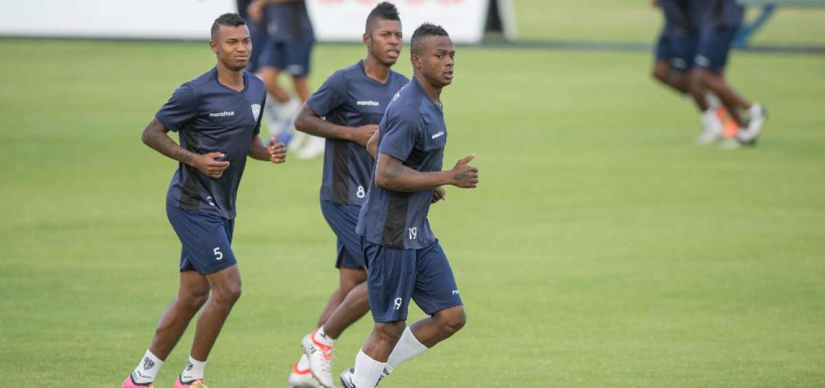El delantero ecuatoriano Jos&eacute; Angulo (der.) durante uno de sus &uacute;ltimos entrenamientos como futbolista de Independiente del Valle.
