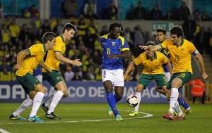 El delantero ecuatoriano Felipe Caicedo (8) es marcado por cuatro defensas australianos, pese a que no tuvo el peso ofensivo que se esperaba. Fue sustituido en el segundo tiempo.