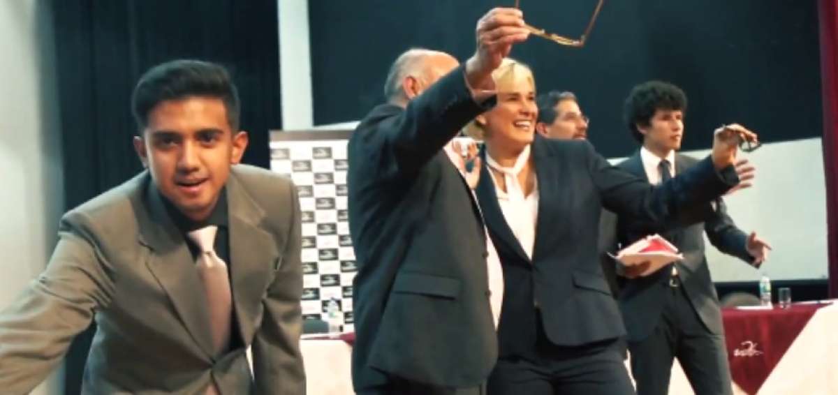Viteri y Pozo agarran la ola: Hicieron el #MannequinChallenge en la UDLA