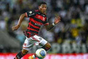 Gonzalo Plata volvió a ser criticado por aparecer en una fiesta a altas horas de la noche. 