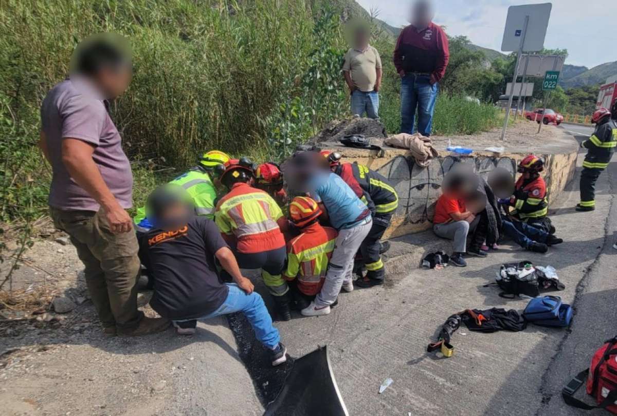 Bomberos de Quito atendieron accidente en Guayllabamba