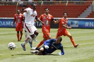 F&eacute;lix Borja disputa el bal&oacute;n ante el portero Sebasti&aacute;n Bl&aacute;zquez del cuadro visitante. Foto: API 