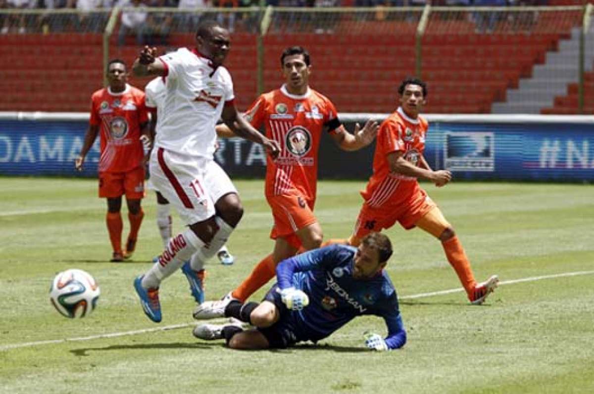 F&eacute;lix Borja disputa el bal&oacute;n ante el portero Sebasti&aacute;n Bl&aacute;zquez del cuadro visitante. Foto: API 