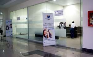 Decenas de latacungue&ntilde;os acudieron a la apertura del Centro de Atenci&oacute;n Ciudadana. Foto: Cortes&iacute;a