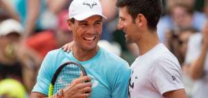 Un di&aacute;logo ameno entre los favoritos para ganar el torneo de Roland Garros, el espa&ntilde;ol Rafael Nadal (i) y el serbio Novak Djokovic.