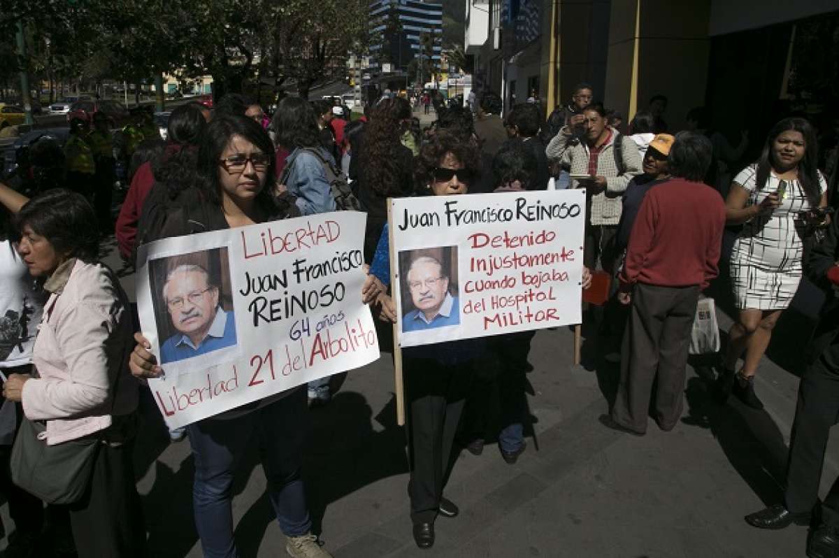 Los parientes de los detenidos llegaron a la Unidad de Flagrancia portando carteles. Foto: Mario Egas / EL TEL&Eacute;GRAFO 