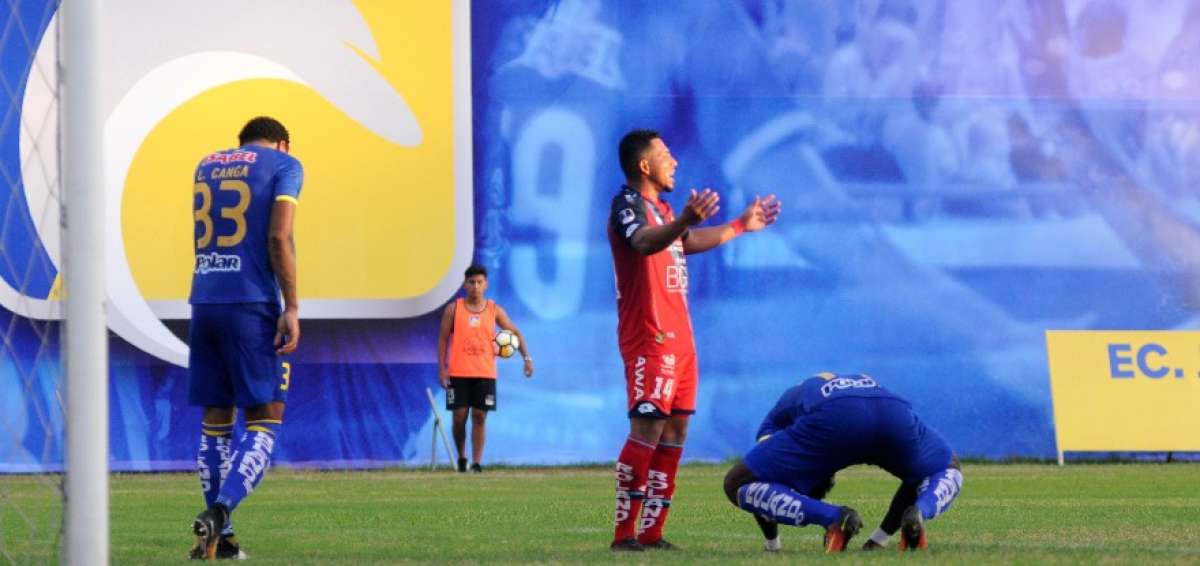 Delf&iacute;n cay&oacute; en su casa previo a partido de Copa