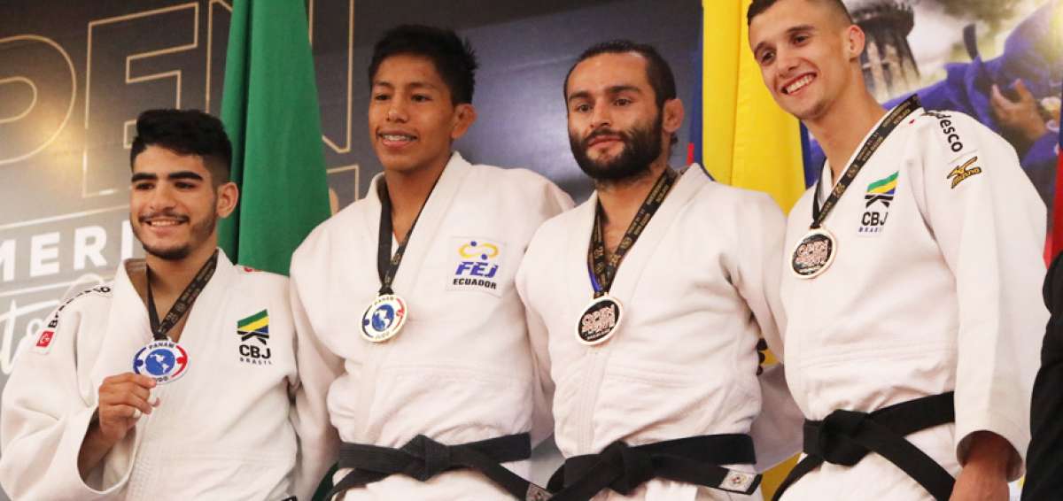 El ecuatoriano Steven Morocho (segundo de izquierda a derecha) posa  con la medalla y los dem&aacute;s judocas que completaron el podio de los -60 kg.