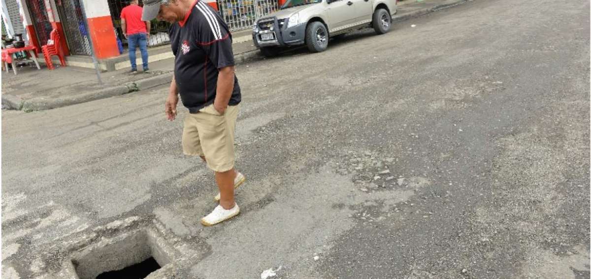 Un vecino de la 19 y la Q muestra el sitio donde se aver&iacute;an los automotores. El hoyo se ha convertido en una trampa para conductores.