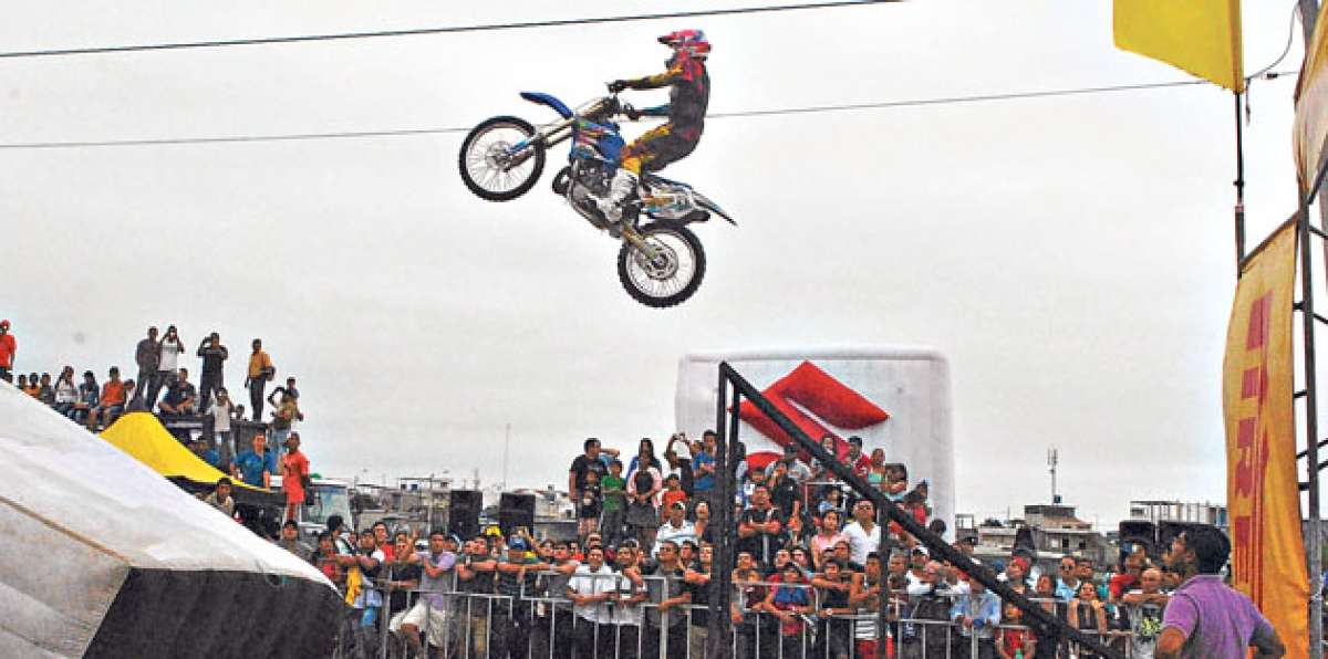 La pericia demostrada por los motociclistas que dieron el espect&aacute;culo en Machala fue aplaudida. Foto: Fabricio Cruz/El Tel&eacute;grafo