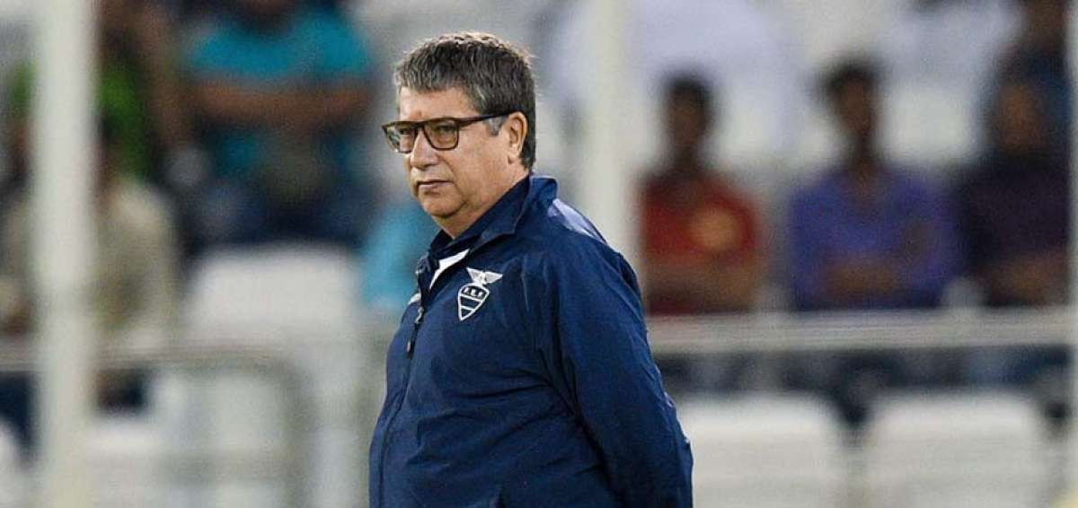 Hern&aacute;n Dar&iacute;o G&oacute;mez, DT de la Selecci&oacute;n Ecuatoriana durante una pr&aacute;ctica previa a la Copa Am&eacute;rica de Brasil.