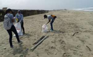 J&oacute;venes voluntarios en la jornada de limpieza en playas de Puerto Engabao. Foto: @Ambiente_Ec