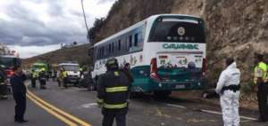 Un bus impact&oacute; un auto Aveo en donde iban 4 hombres colombianos. El auto ser&iacute;a clonado, seg&uacute;n autoridades.
