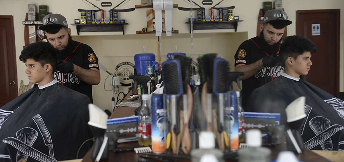 Divinson Ortega, de 21 a&ntilde;os, trabaja como barbero en un local del norte de la ciudad. Lleg&oacute; hace seis meses al pa&iacute;s. Trabaj&oacute; en Santa Elena en Barber Shop. Aconseja a sus clientes invertir en su imagen y estar a la moda con los cortes. 
