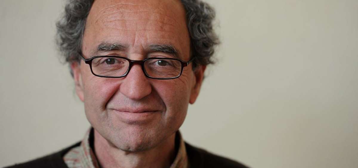 El escritor, de 60 a&ntilde;os, es ciudadano alem&aacute;n de origen turco y desde 1992 vive en la ciudad de Colonia, en el oeste de Alemania. Se discute su deportaci&oacute;n.