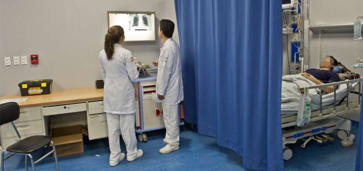 En el Hospital Ambato y en una cl&iacute;nica privada est&aacute;n ingresados dos pacientes. En Chimborazo, entidades sanitarias activaron los protocolos.