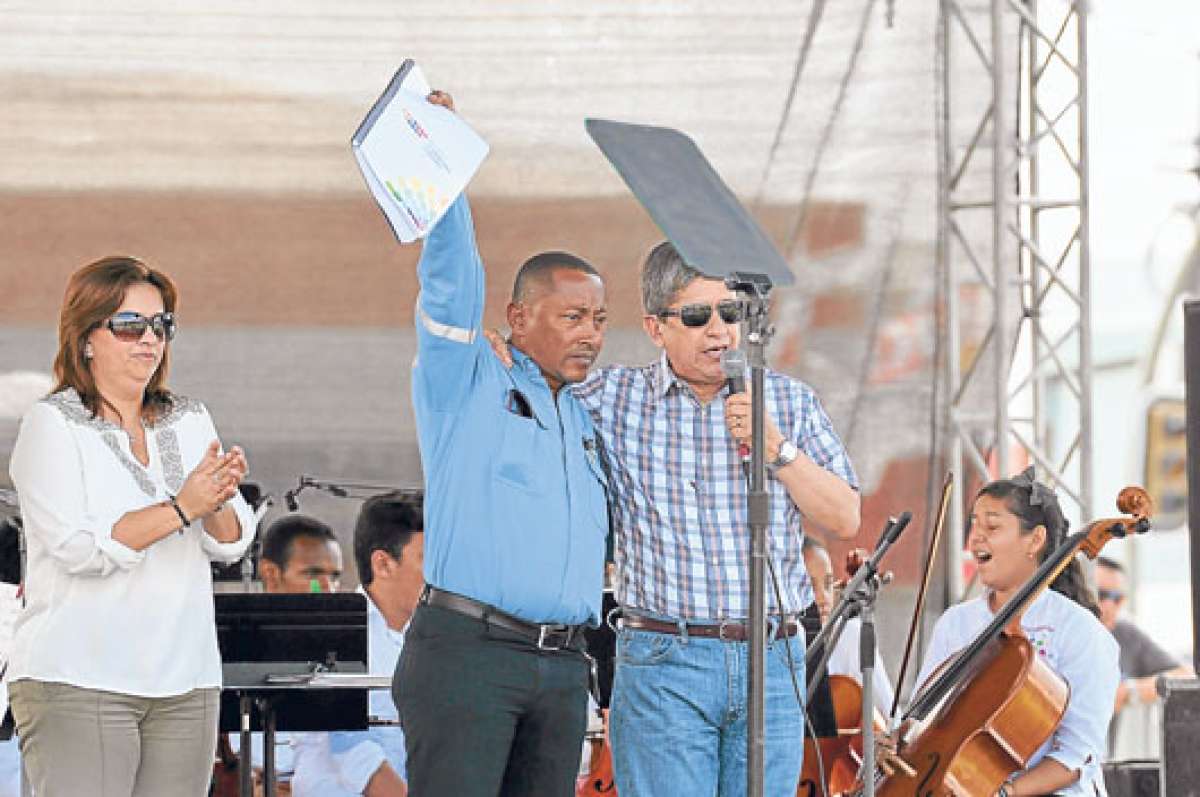 El ministro Carlos Marx Carrasco (derecha) entreg&oacute; copias del borrador del proyecto de C&oacute;digo Laboral ayer en Esmeraldas. Foto: &Aacute;lvaro P&eacute;rez.