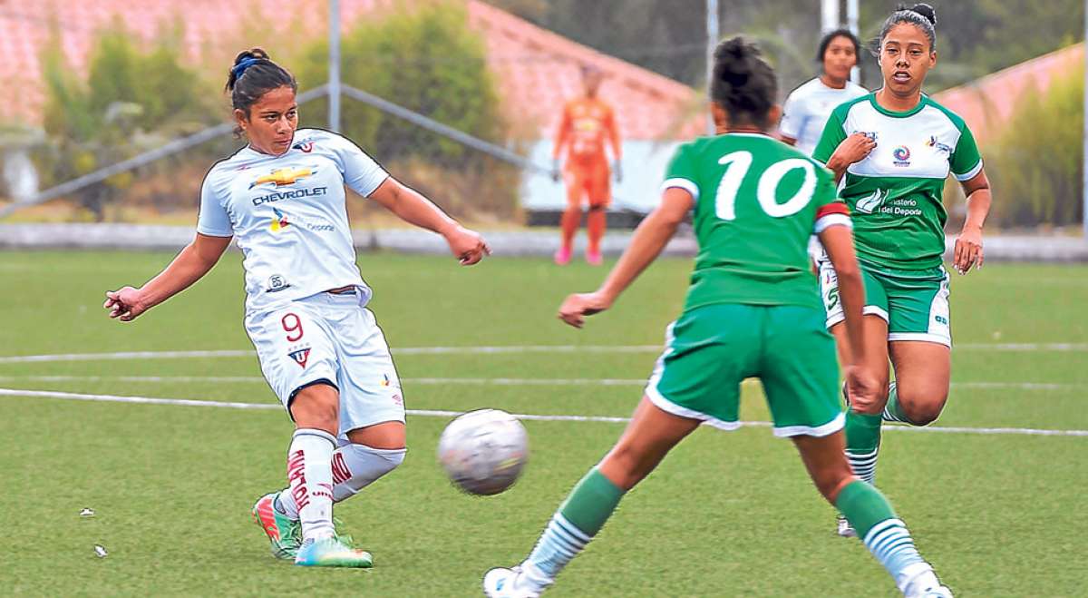 Liga de Quito Amateur (blanco), ocupar&iacute;a el lugar del equipo &lsquo;cementero&rsquo; en la segunda semifinal del Campeonato de F&uacute;tbol Femenino de 2015. Foto: Miguel Jim&eacute;nez / El Tel&eacute;grafo