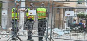 Polic&iacute;as y militares resguardan las edificaciones evacuadas, para evitar intentos de saqueos y robos, en las ''zona cero'' de Pedernales