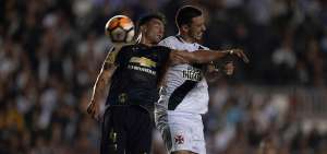 Horacio Salaberry (izq.), zaguero de LDU (Q), disputa el bal&oacute;n con el brasile&ntilde;o Thiago Galhardo, en duelo desarrollado el jueves en R&iacute;o de Janeiro.