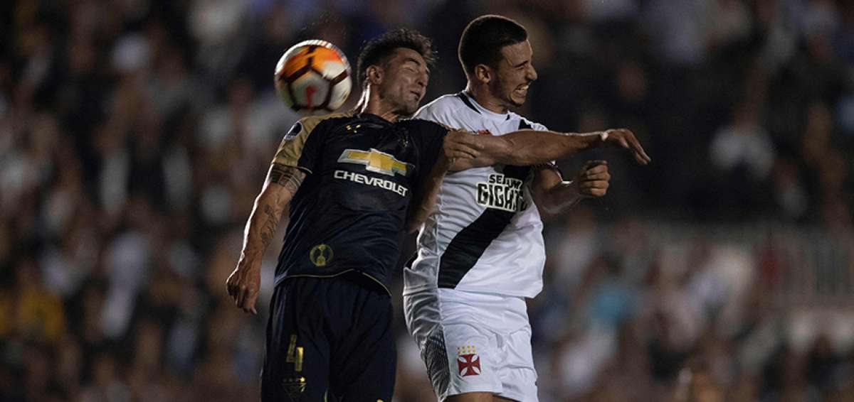 Horacio Salaberry (izq.), zaguero de LDU (Q), disputa el bal&oacute;n con el brasile&ntilde;o Thiago Galhardo, en duelo desarrollado el jueves en R&iacute;o de Janeiro.
