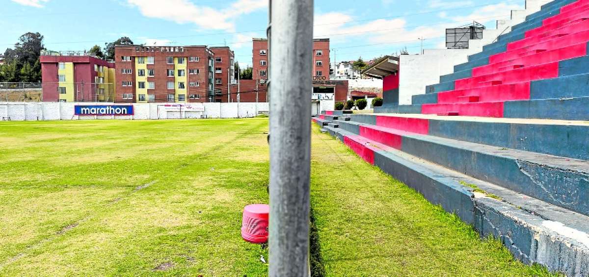 La cancha del complejo de Carcel&eacute;n no ha tenido un buen mantenimiento en los &uacute;ltimos d&iacute;as.